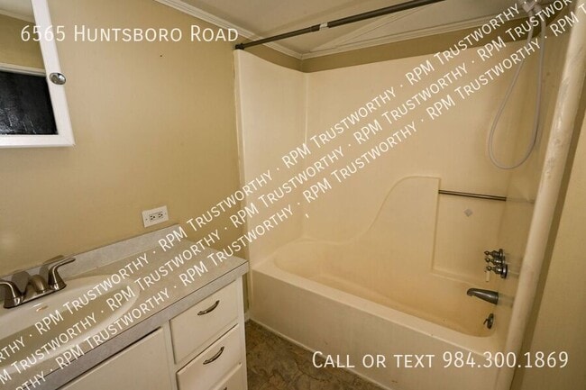 Building Photo - 6565 Huntsboro Rd