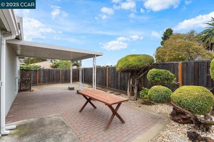 Building Photo - 987 Vía Bregani