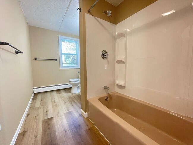 Building Photo - 37 Branch St