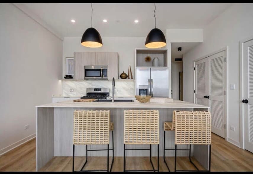 Building Photo - 6340 W Belmont Ave