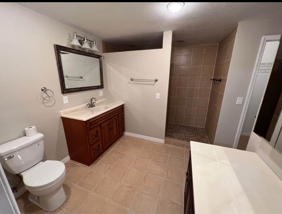 Building Photo - 7605 Bergamot Dr