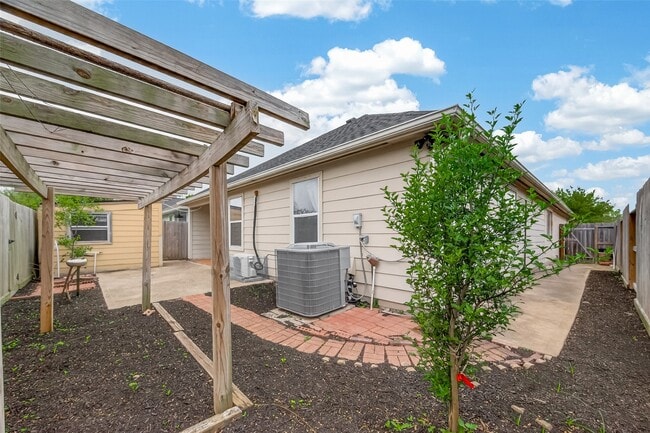 Building Photo - 9022 Clearwood Landing Blvd