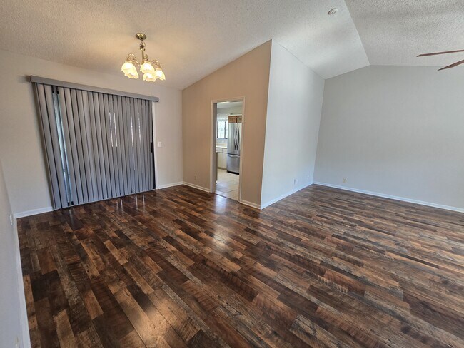 Building Photo - 425 Sunnyside Dr