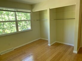 Building Photo - 102 Apple Ln