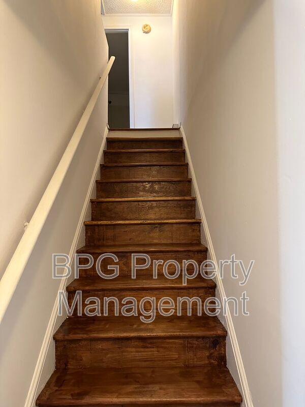 Building Photo - 123 Circle Dr