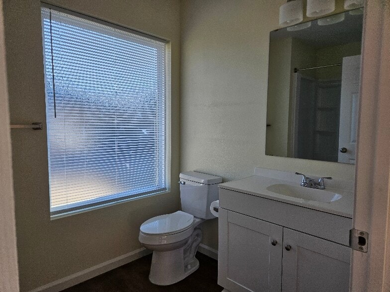 Building Photo - 302 N Main St