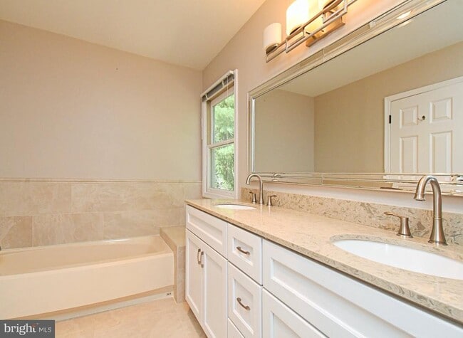 Building Photo - 6 Kanon Ct