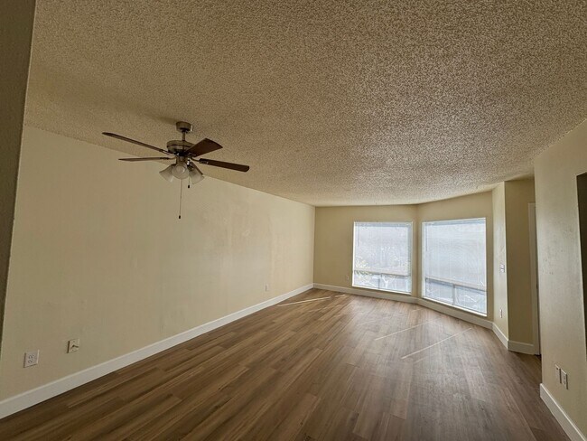 Building Photo - Move-in Ready condo 2/2