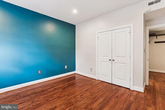 Building Photo - 1116 C St NE