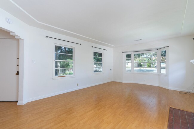 Building Photo - 128-130 Elm St
