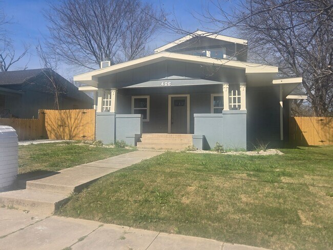 Building Photo - Newly remodeled 4 bedroom 3 full bath two story home located in the heart of Weatherford, TX