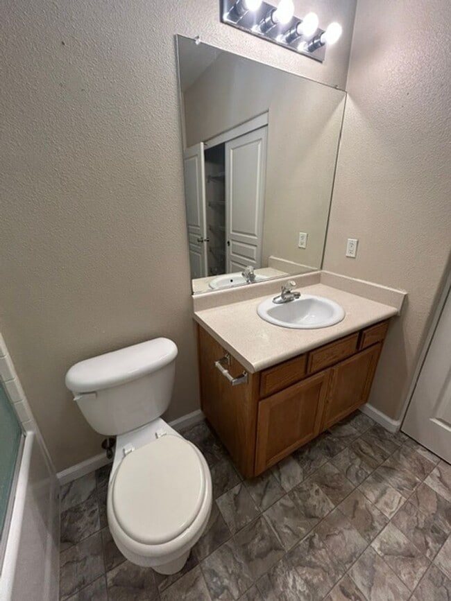 Building Photo - 3 Bedroom 2 Bathroom Home in SW Visalia! Close to Shopping and Restaurants!