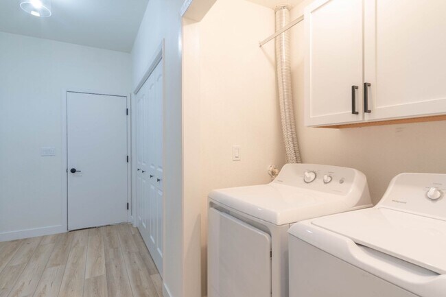 Building Photo - 3 Bedroom Single Family