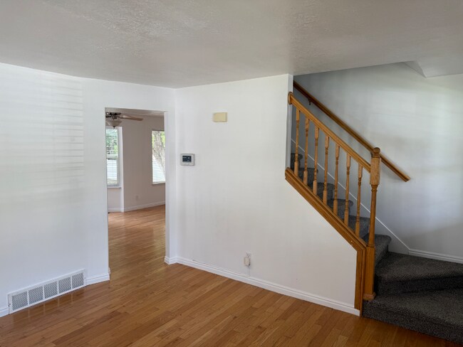 Building Photo - 799 Country Club Dr