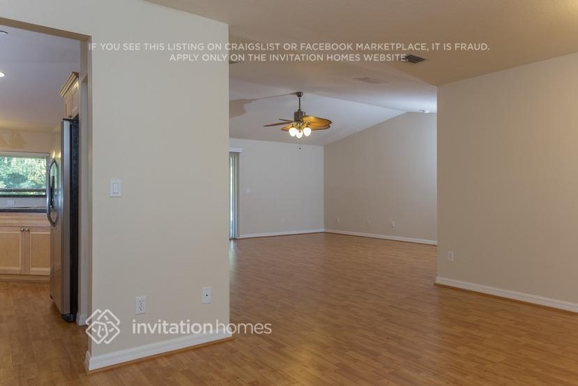 Building Photo - 833 SE Lansdowne Ave