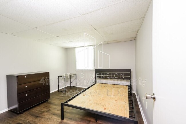 Building Photo - 1321 W Sedgefield Dr