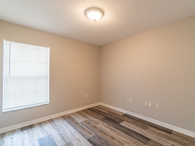 Building Photo - MOVE IN SPECIAL- Spacious 3/2 Duplex in St. Cloud Located Close to Lakefront