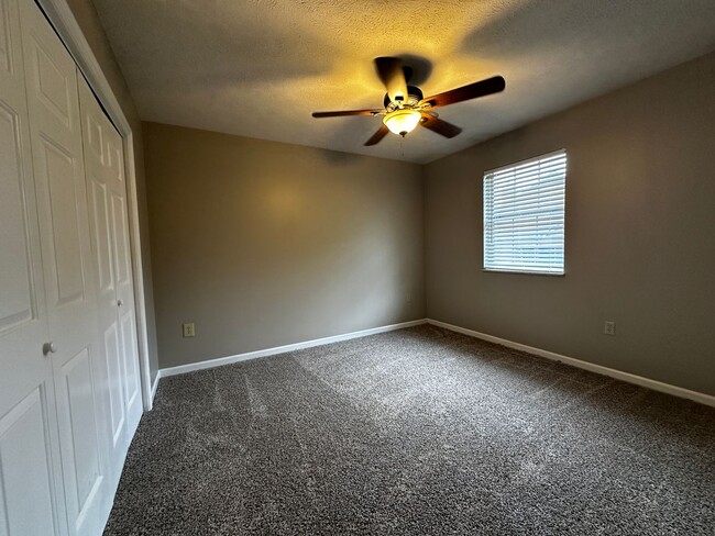 Building Photo - 2 Bedroom/2.5 Bath in Lyn Mar Downs