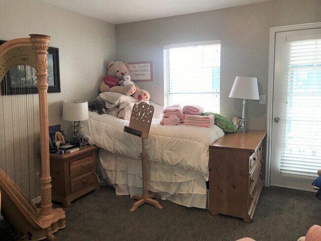 Building Photo - 986 900 E