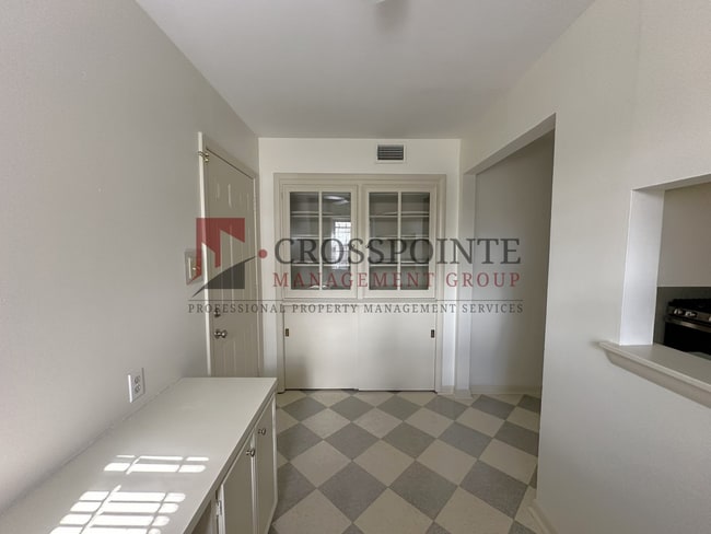 Building Photo - 3 Bedroom 1.5 Bath with Office Space!