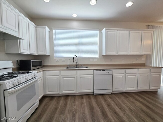 Building Photo - 8789 Ashley Park Ave