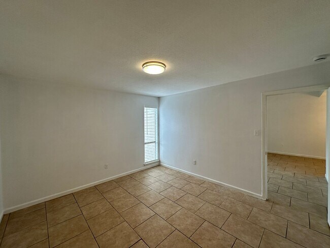 Building Photo - Condominium in Greenbrier! Near University of Memphis! Available Now!