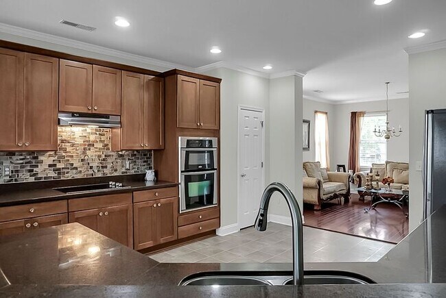 Building Photo - 334 Albrighton Way