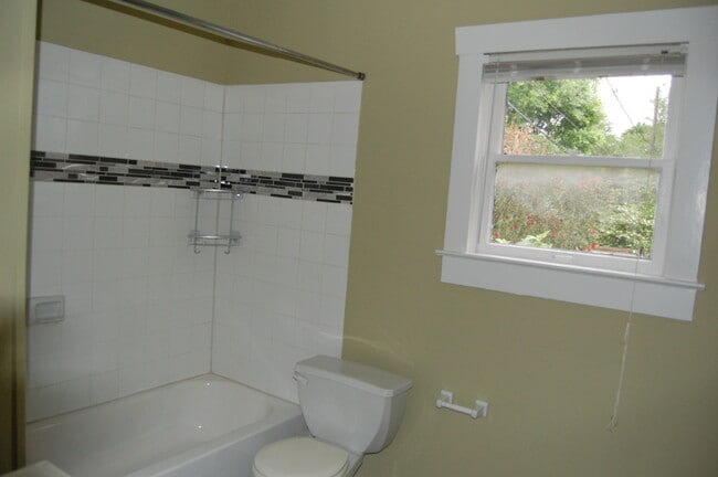 Building Photo - 2408 Ridgewood St