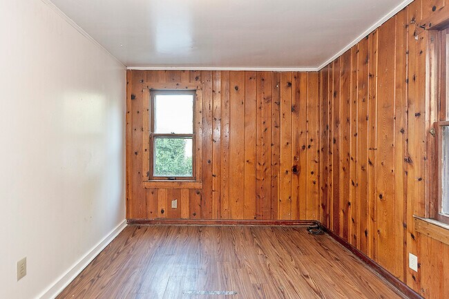 Building Photo - 117 Louis St