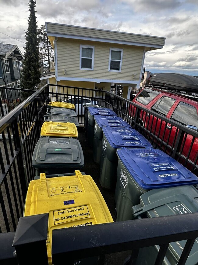 Building Photo - 826 N Garden St