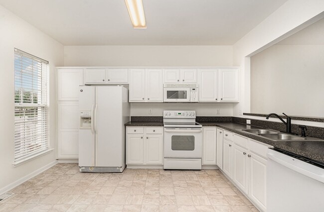 Building Photo - Spacious Townhome in Vibrant Breckenridge ...