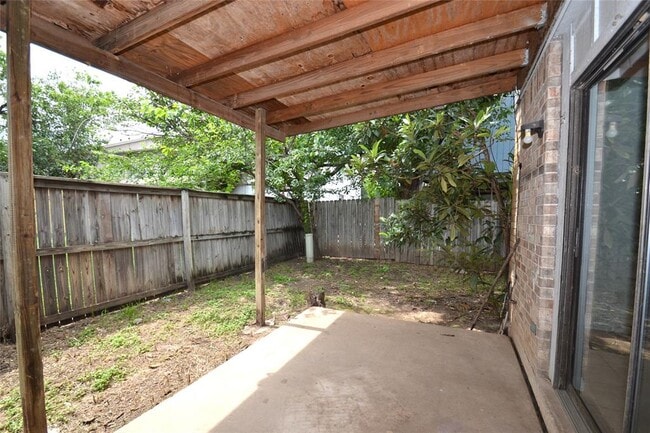 Building Photo - 1202 Southport Dr