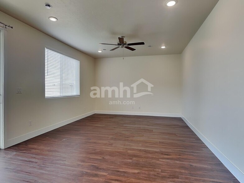 Building Photo - 11503 W Mesquite St