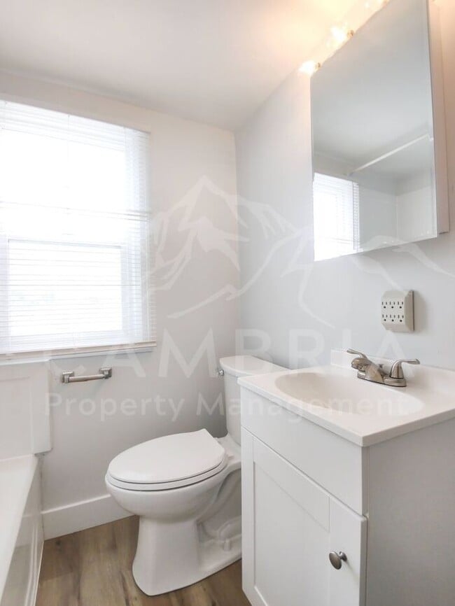 Building Photo - Updated Duplex Available in Salt Lake City