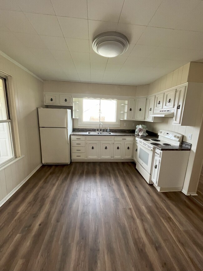 Building Photo - 115 June St