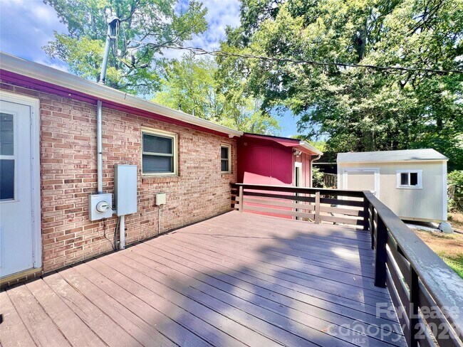 Building Photo - 323 Frank Dr