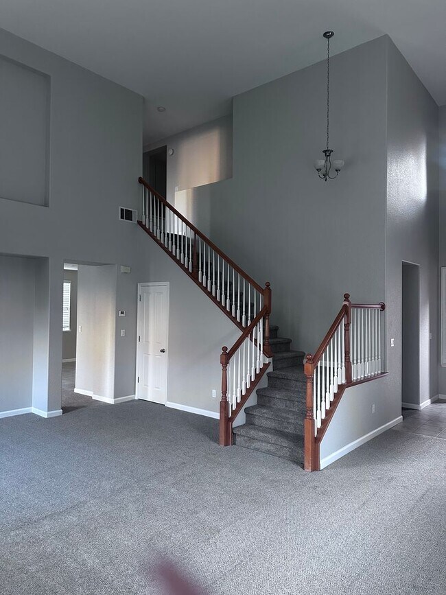 Building Photo - GORGEOUS HOME FOR RENT! NEW CARPET AND PAINT THROUGHOUT! 1 FULL BED AND BATH DOWNSTAIRS!