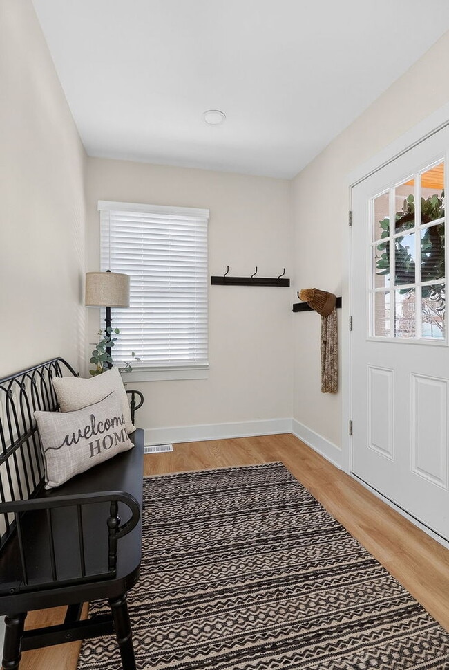 Building Photo - 102 E 56th St