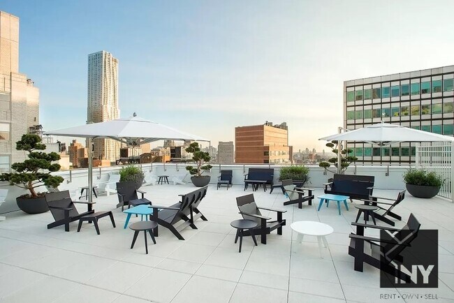 Building Photo - Luxury living - Great Deal - Massive space...