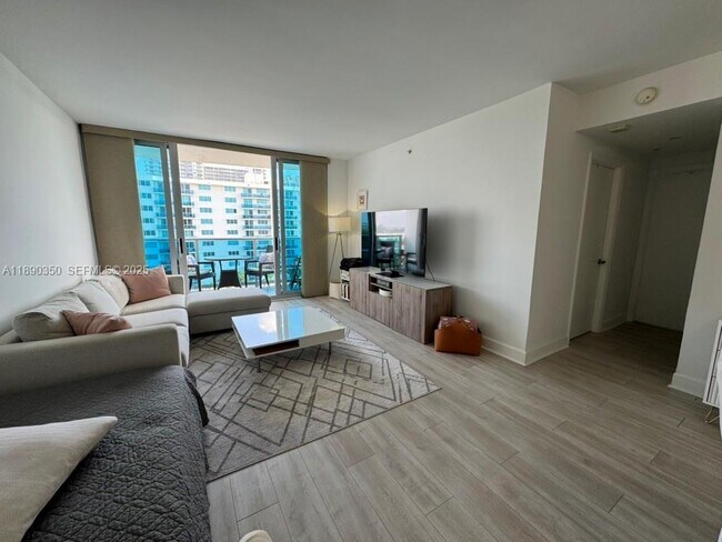 Building Photo - 7501 E Treasure Dr