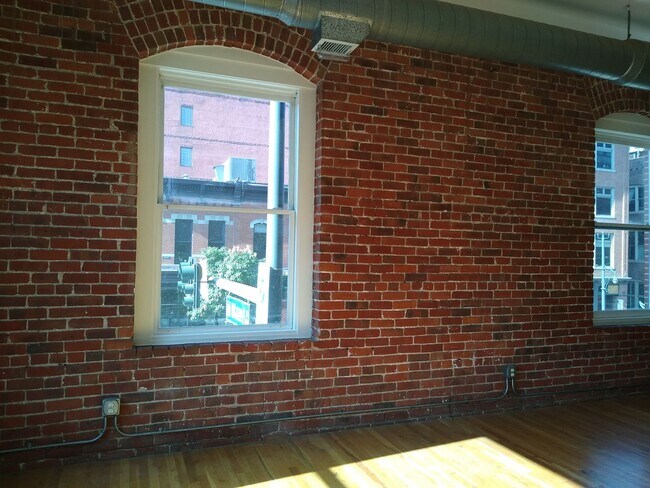 Building Photo - Loft Living At It's Finest In LODO!