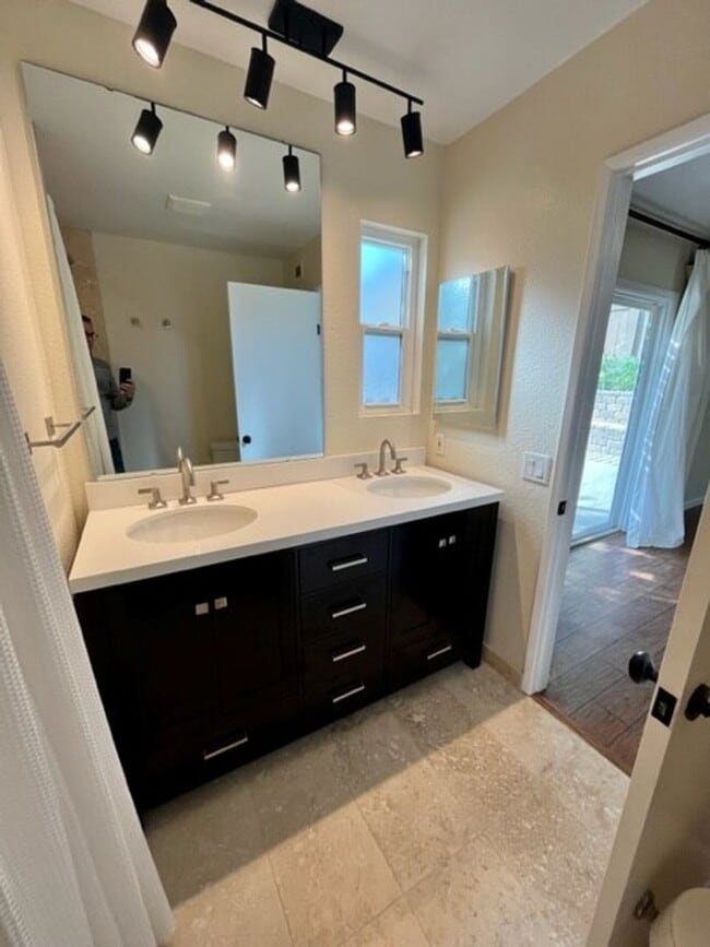 Building Photo - Village Park Single Story Home - Immaculat...