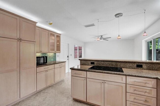 Building Photo - 1418 NE 56th Ct
