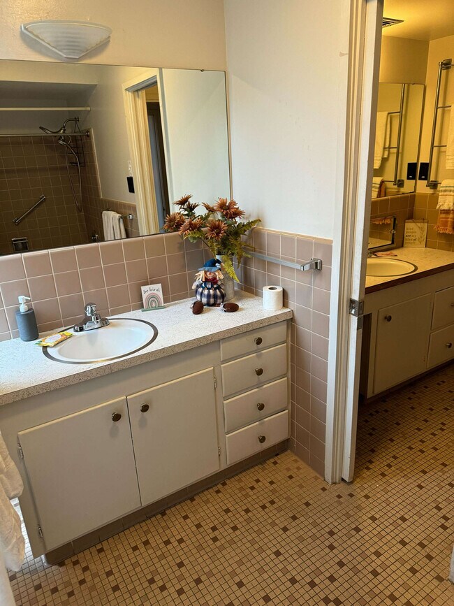 Building Photo - 305 Indian Creek Dr E