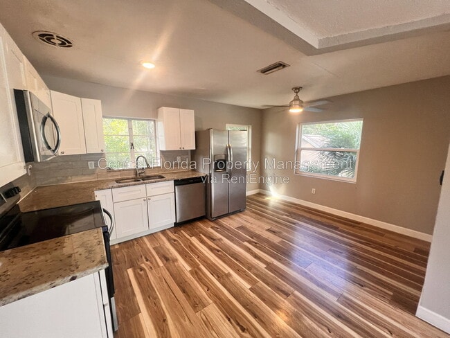 Building Photo - 1110 Poinsettia Ave