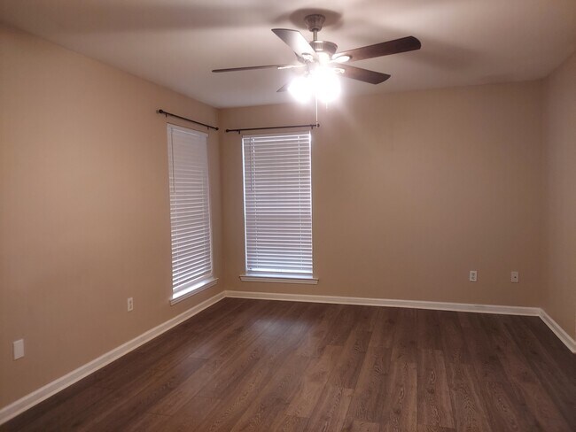 Building Photo - 36044 Raleigh Dr