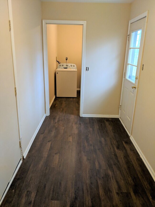 Building Photo - Spacious Single Family for Rent