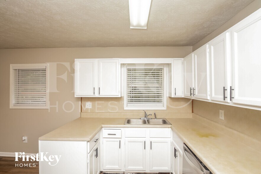 Building Photo - 2422 Chestnut Log Ln