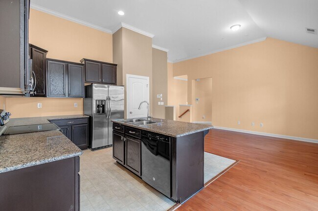 Building Photo - Beautiful Condo Minutes from Ballantyne wi...