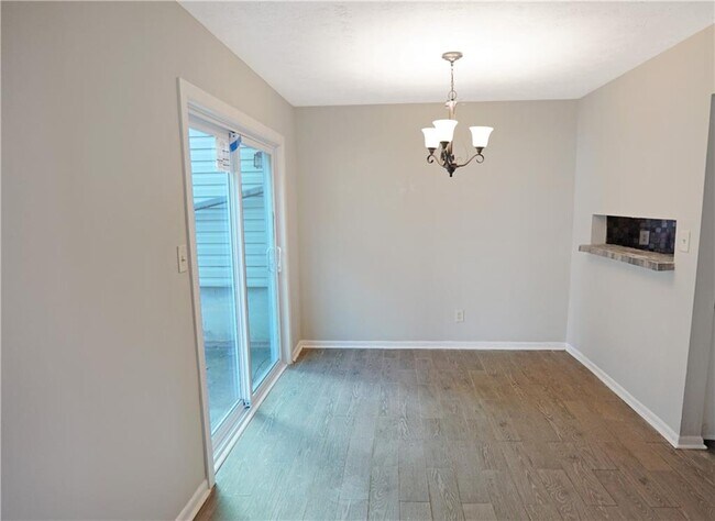 Building Photo - 291 Country Club Dr